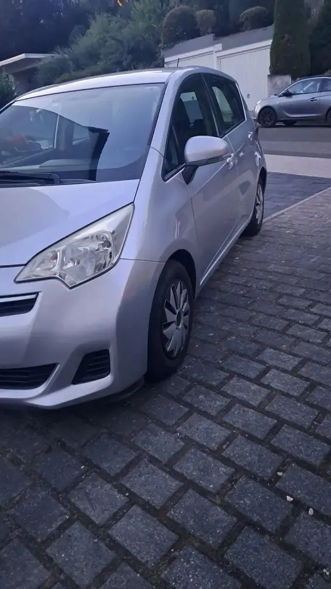 Gebraucht Toyota Verso-S 99 PS (72 kW) 2011 Silber Van / Kleinbus