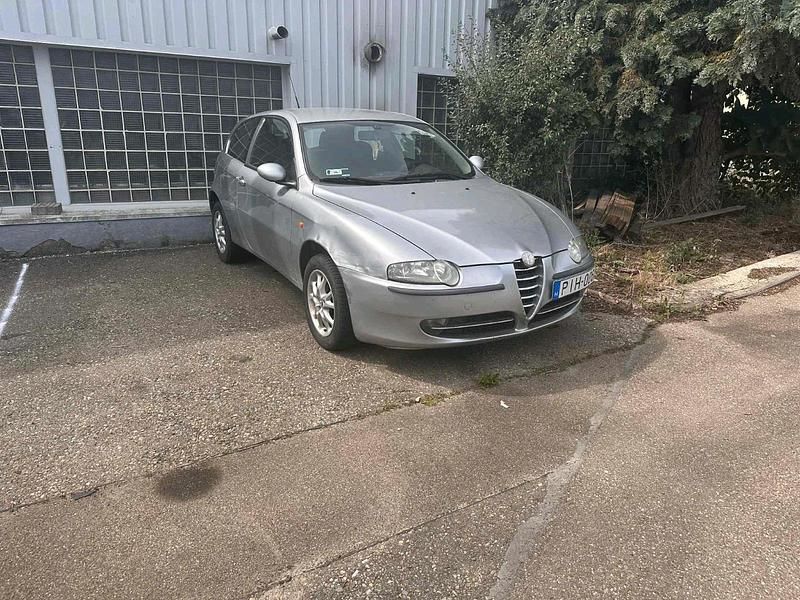 Silber Gebraucht 2004 Alfa Romeo 147 Kleinwagen | 250 € - Bild 1/4