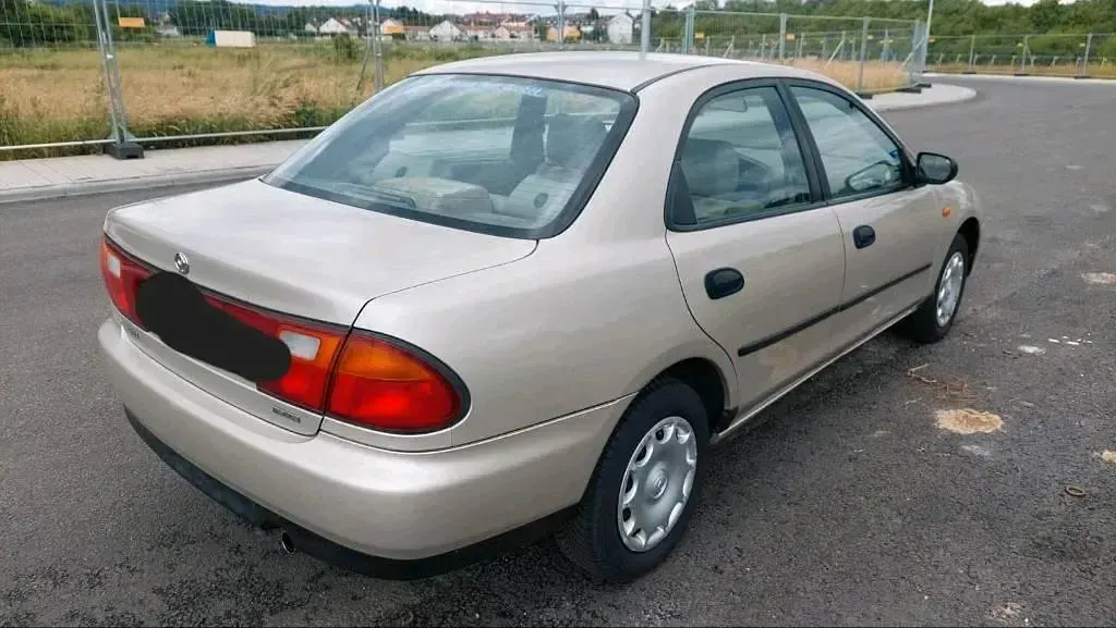 Gebraucht Mazda 323 Comfort 88 PS (64 kW) 1996 Beige Limousine