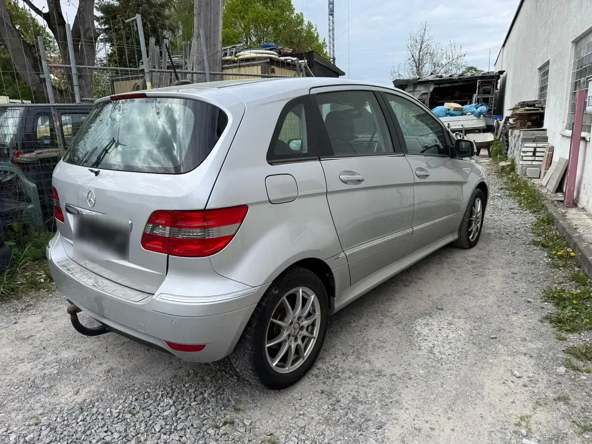 Gebraucht Mercedes B180 109 PS (80 kW) 2011 Silber Kleinwagen