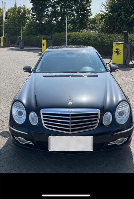 Schwarz Gebraucht 2006 Mercedes E220 Avantgarde Limousine | 8.000 € (Teuer) - Bild 1/4