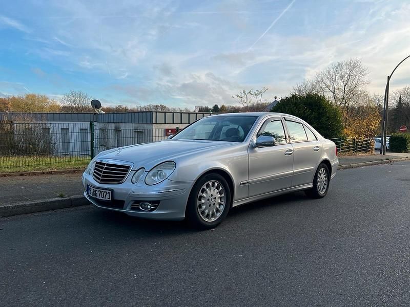 Silber Gebraucht 2008 Mercedes E280 Avantgarde Limousine | 6.500 € (Fairer Preis) - Bild 1/4