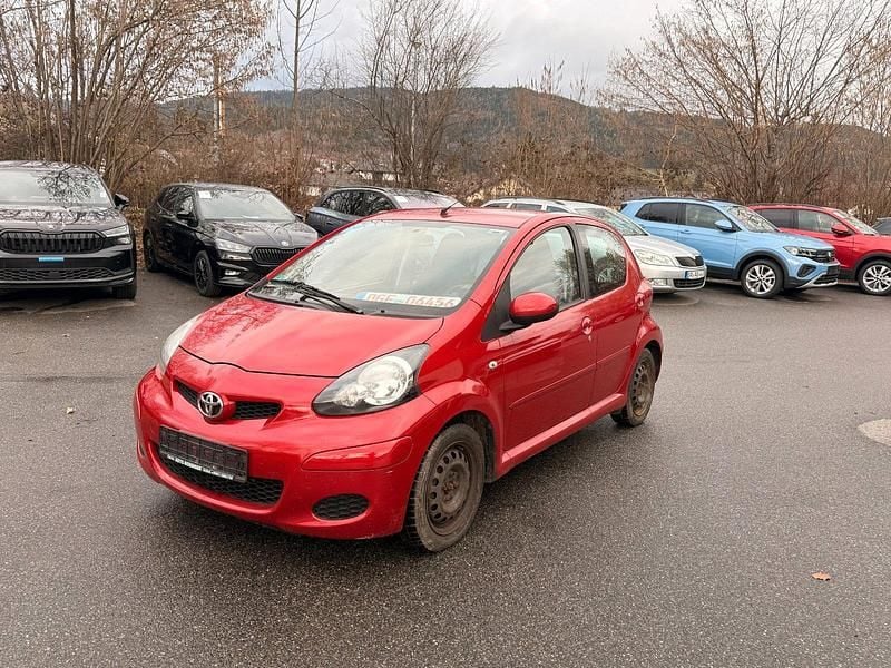 Gebraucht Toyota Aygo 68 PS (50 kW) 2011 Rot Kleinwagen