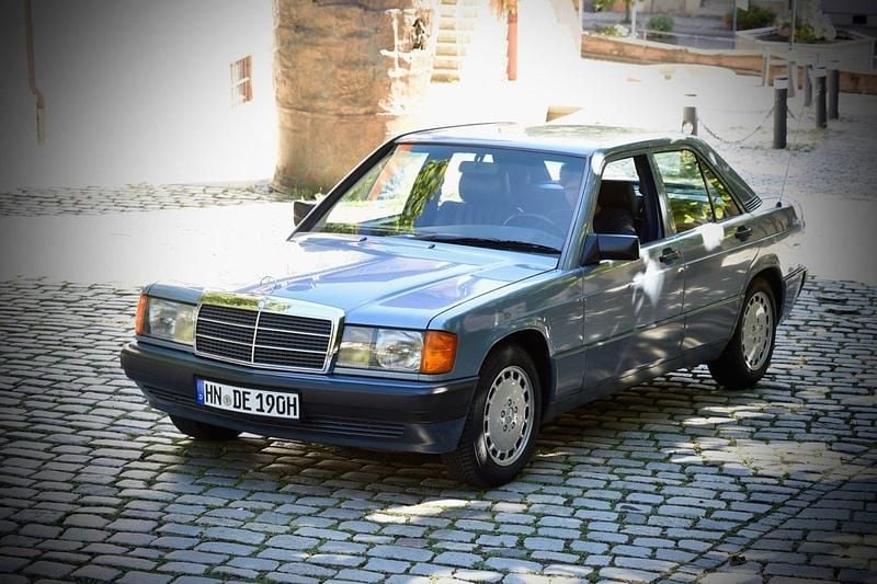 Blau Gebraucht 1990 Mercedes 190 Limousine | 14.950 € - Bild 1/4