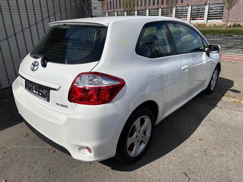 Gebraucht Toyota Auris 99 PS (72 kW) 2012 Weiß Kleinwagen