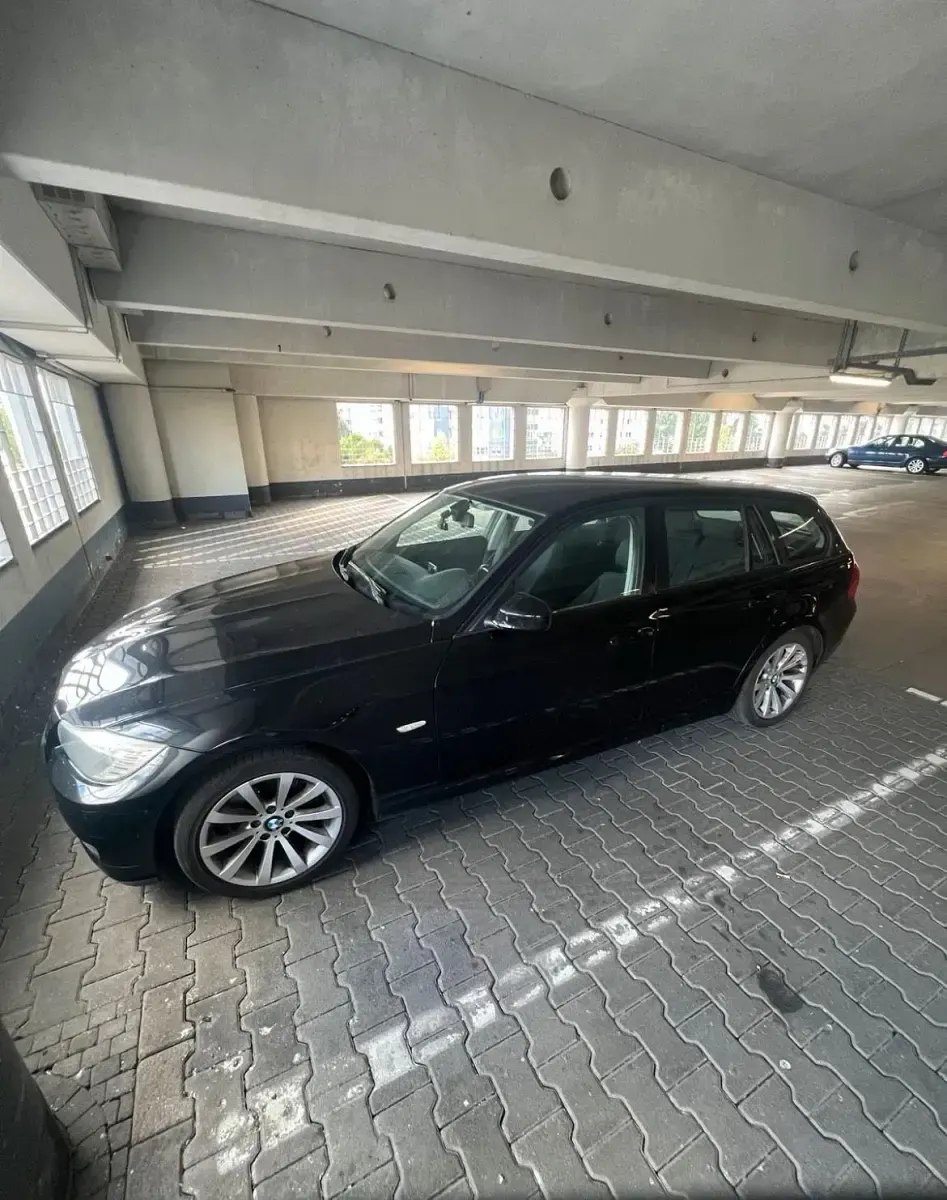 Gebraucht BMW 318 143 PS (105 kW) 2010 Schwarz Kombi