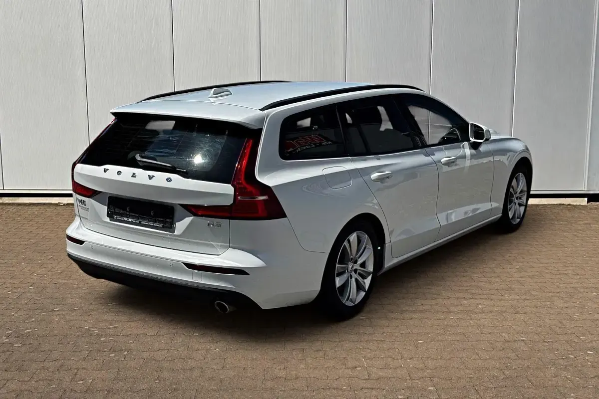 Gebraucht Volvo V60 Momentum 150 PS (110 kW) 2019 Weiß Kombi