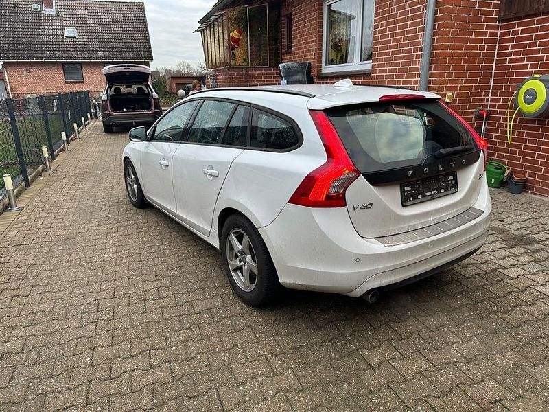 Weiß Gebraucht 2014 Volvo V60 Business Edition Kombi | 10.000 € (Fairer Preis) - Bild 1/4