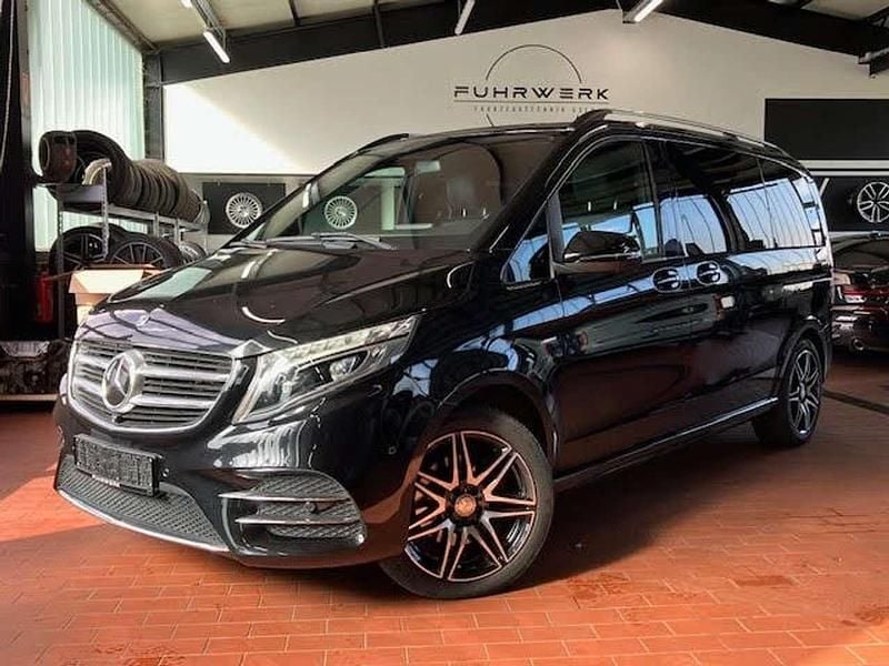 Obsidianschwarz metallic Gebraucht 2017 Mercedes V220 AMG Van / Kleinbus | 40.900 € (Fairer Preis) - Bild 1/4