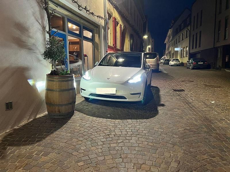 Weiß Gebraucht 2023 Tesla Model Y SUV | 33.400 € (Superpreis) - Bild 1/1
