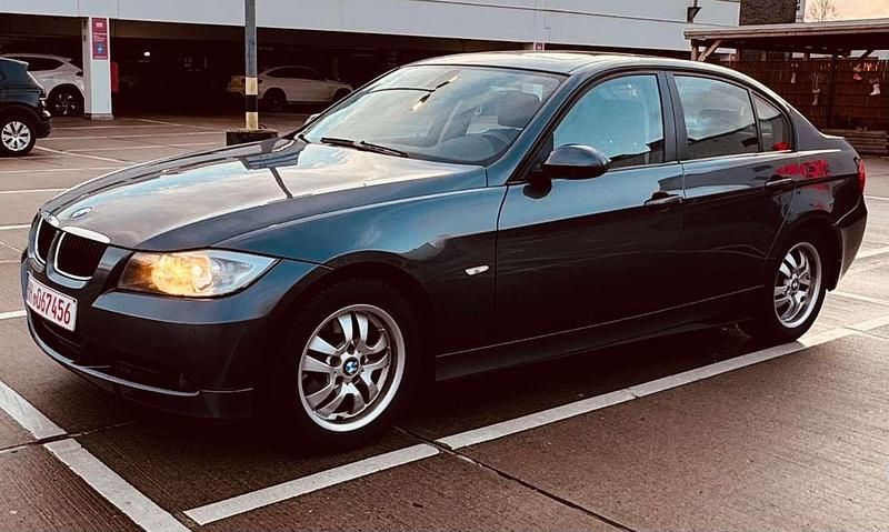 Sparkling graphite metallic Gebraucht 2006 BMW 318 Limousine | 5.299 € (Fairer Preis) - Bild 1/4