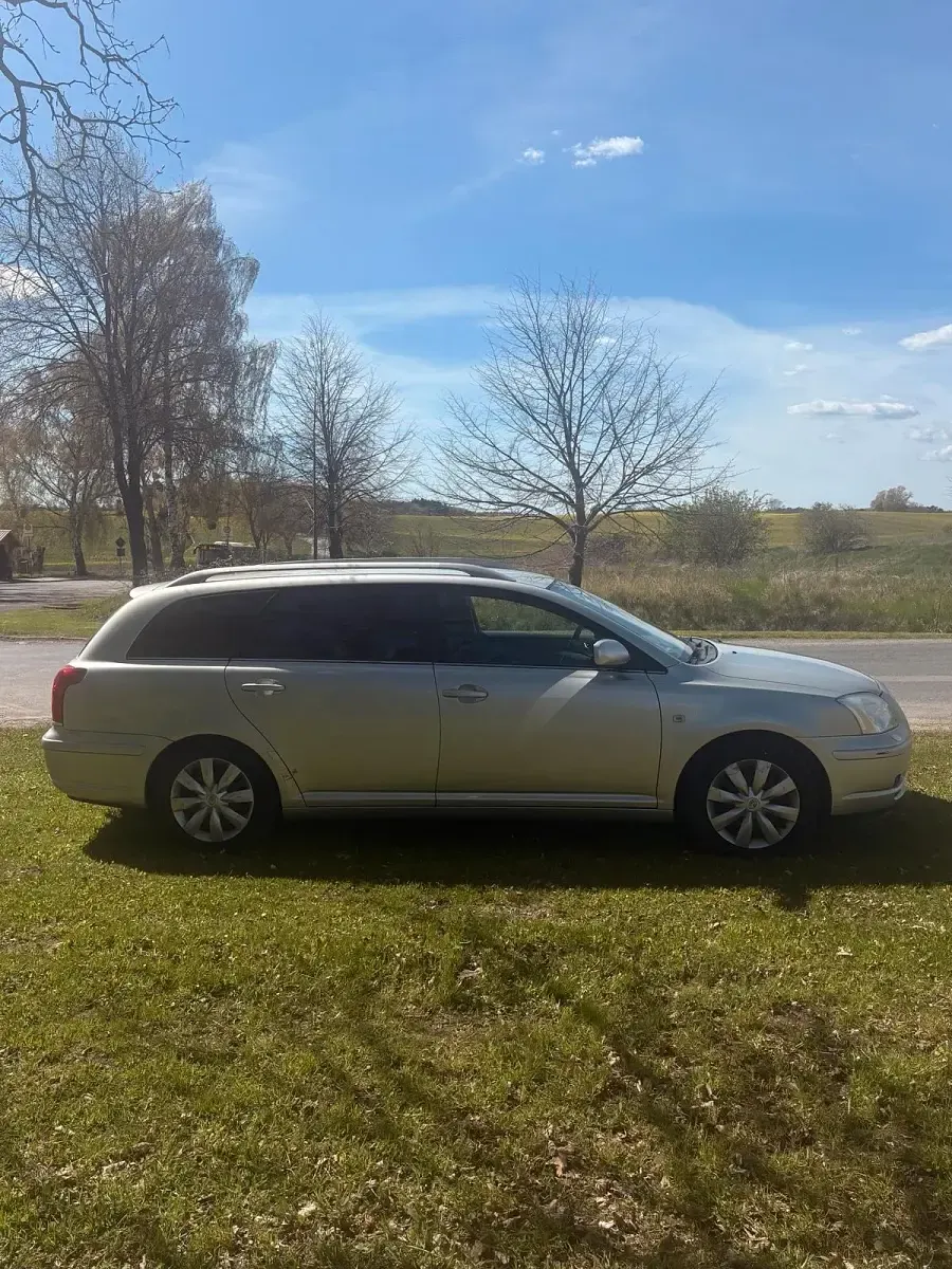 Gebraucht Toyota Avensis T2 129 PS (94 kW) 2004 Silber Kombi