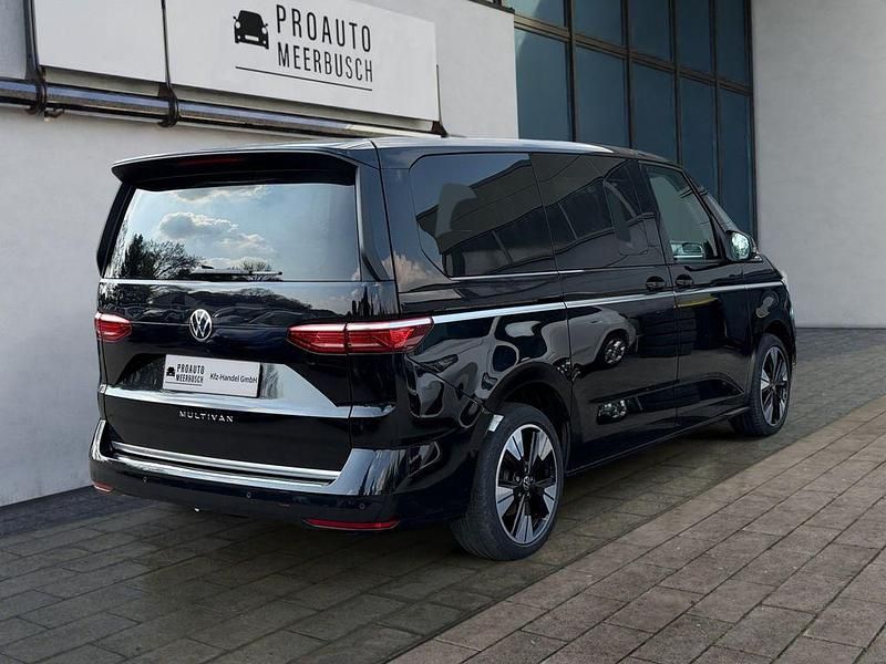 Second-hand VW Multivan Style 150 CP (110 kW) 2023 Negru Monovolum