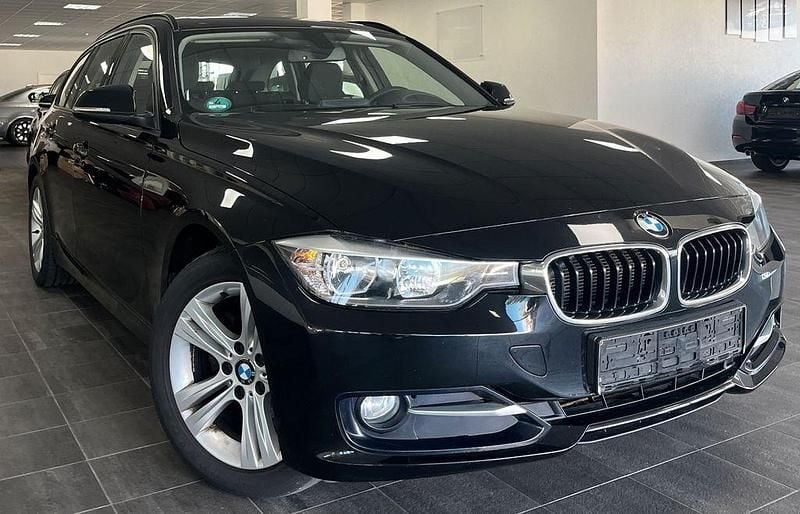 Schwarz 2 Gebraucht 2013 BMW 318 Sport Line Kombi | 7.780 € (Guter Preis) - Bild 1/4