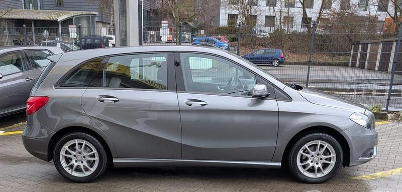 Gebraucht Mercedes B180 109 PS (80 kW) 2013 Grau Van / Kleinbus