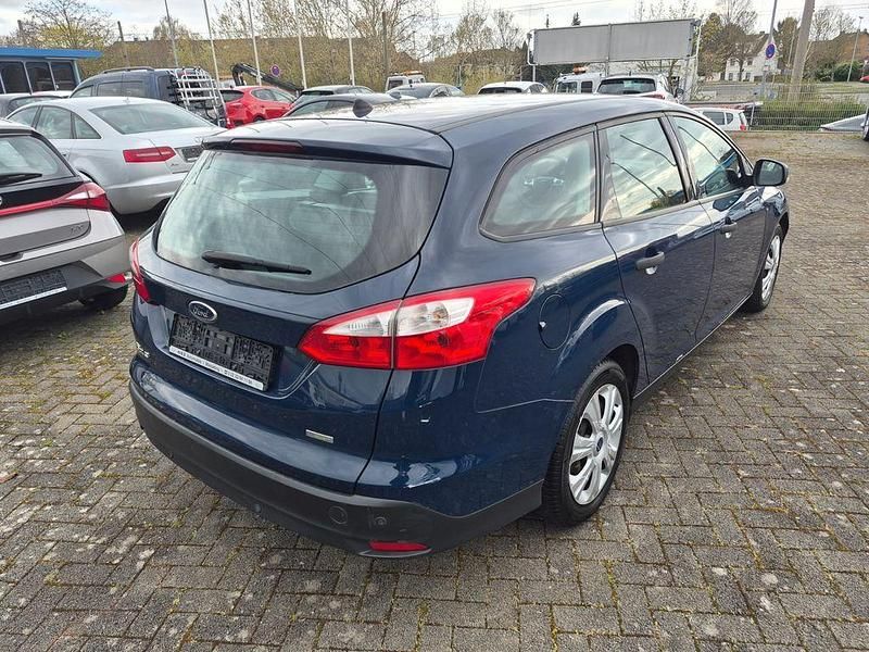 Gebraucht Ford Focus Ambiente 101 PS (74 kW) 2014 Blau Limousine