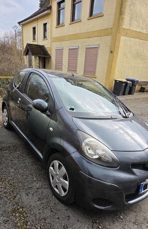 Gebraucht Toyota Aygo 68 PS (50 kW) 2010 Grau Kleinwagen