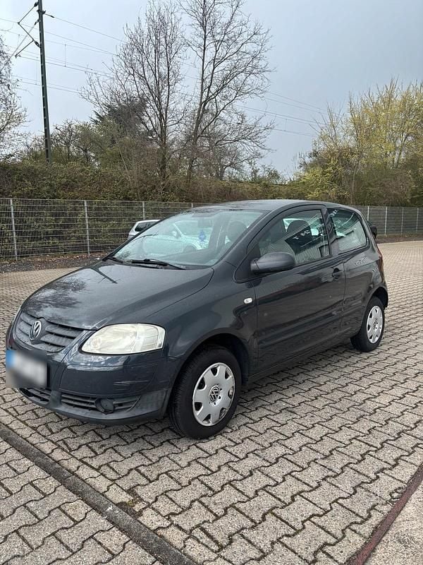 Usado VW Fox 54 HP (39 kW) 2005 Cinzento Citadino