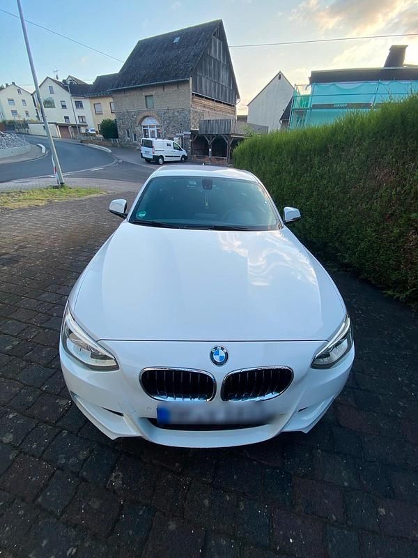 Weiß Gebraucht 2012 BMW 125 Coupé Coupé | 10.000 € - Bild 1/4