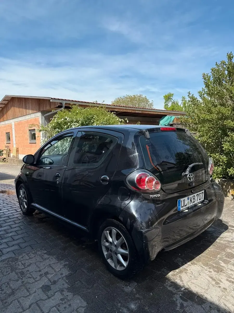 Second-hand Toyota Aygo 68 CP (50 kW) 2009 Negru Hatchback