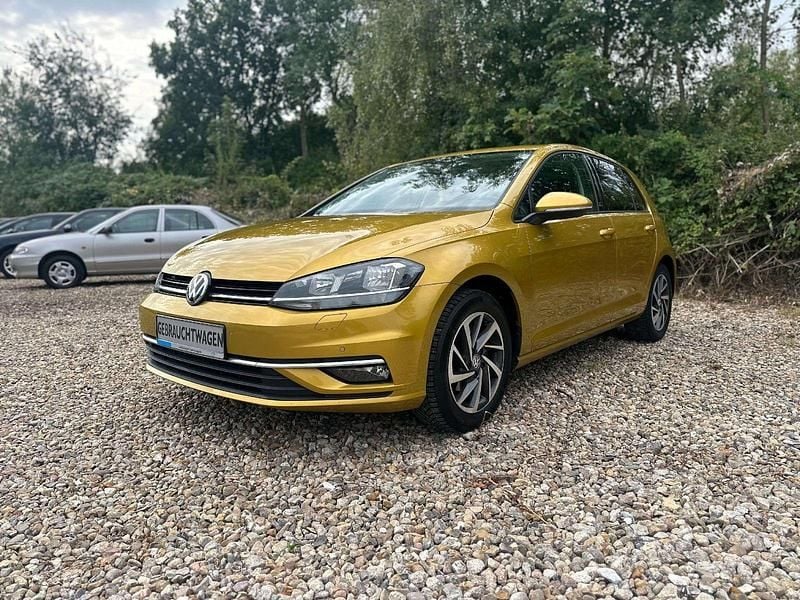 Gold Gebraucht 2018 VW Golf VII Sound Kleinwagen | 8.399 € (Guter Preis) - Bild 1/4