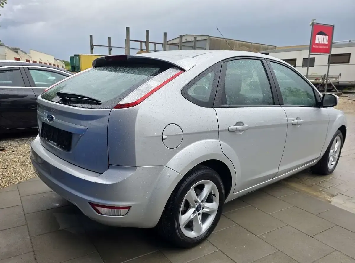 Gebraucht Ford Focus Style 116 PS (85 kW) 2010 Polarsilber metallic Kleinwagen