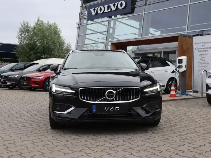 Gebraucht Volvo V60 Plus 197 PS (144 kW) 2023 Onyx schwarzmetallic Kombi