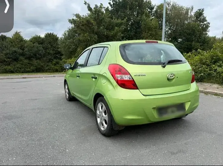 Gebraucht Hyundai i20 86 PS (63 kW) 2012 Grün Kleinwagen