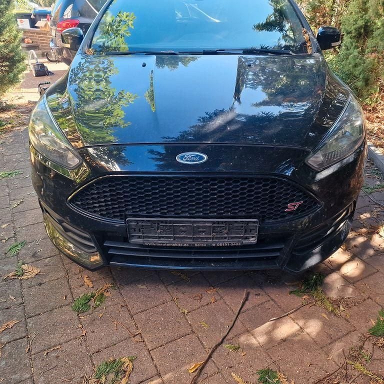 Schwarz Gebraucht 2017 Ford Focus Sport Limousine | 14.300 € (Fairer Preis) - Bild 1/4