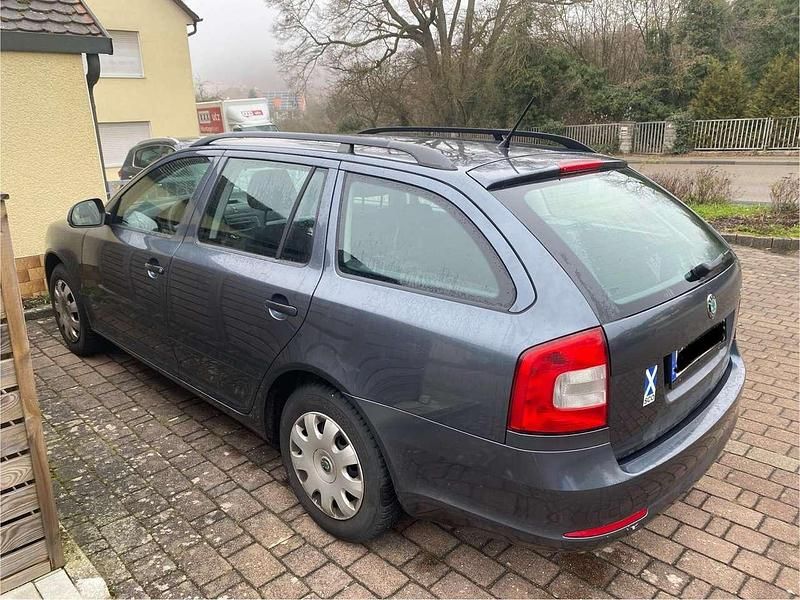 Gebraucht Skoda Octavia Classic 102 PS (75 kW) 2011 Grau Kombi