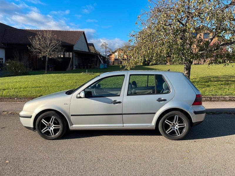 Silber Gebraucht 2000 VW Golf IV Kleinwagen | 500 € (Etwas zu teuer) - Bild 1/4