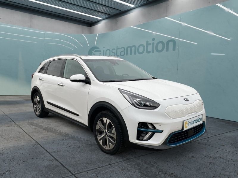 Weiß Gebraucht 2021 Kia e-Niro Spirit SUV | 25.190 € (Fairer Preis) - Bild 1/4