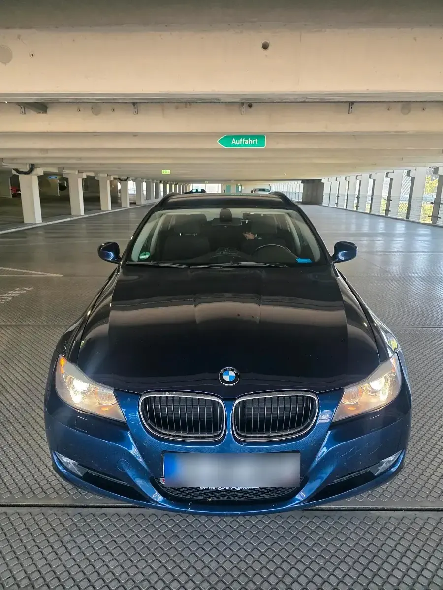 Gebraucht BMW 320 163 PS (119 kW) 2011 Blau Kombi