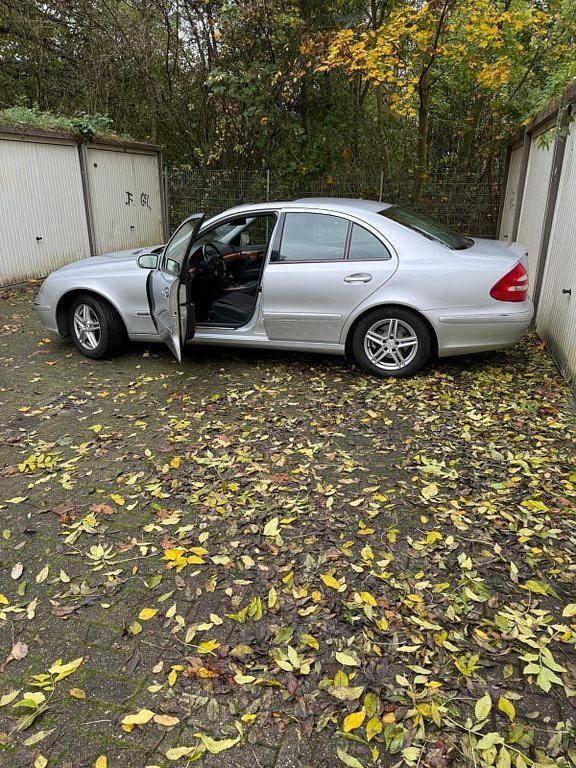 Silber Gebraucht 2005 Mercedes E220 Elegance Limousine | 5.499 € (Etwas zu teuer) - Bild 1/4