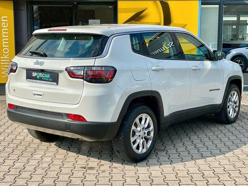 Gebraucht Jeep Compass Altitude 131 PS (96 kW) 2024 Alpine white SUV
