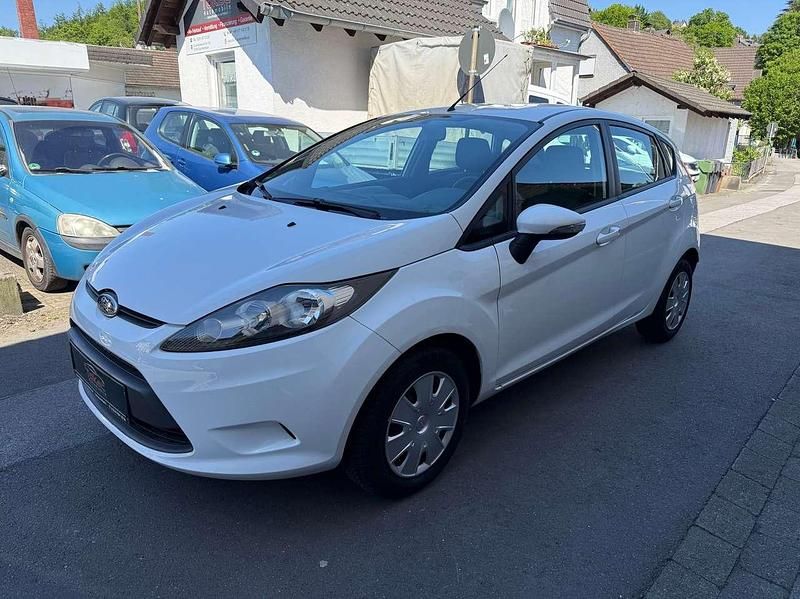 Frostweiß Gebraucht 2009 Ford Fiesta Trend Kleinwagen | 6.990 € (Teuer) - Bild 1/4