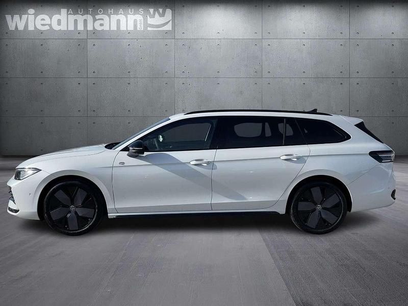 Gebraucht VW Passat R-line 150 PS (110 kW) 2024 Oryxweiß perlmutteffekt Kombi