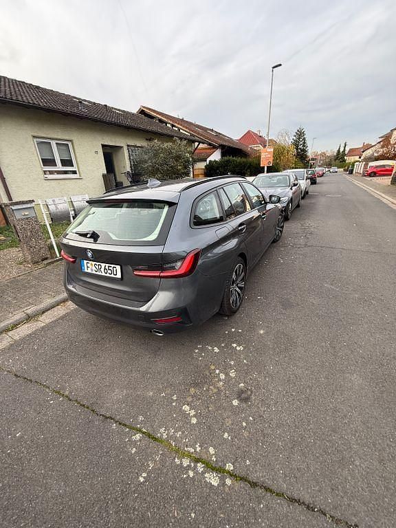 Grau Gebraucht 2022 BMW 320 Advantage Kombi | 23.299 € (Guter Preis) - Bild 1/4