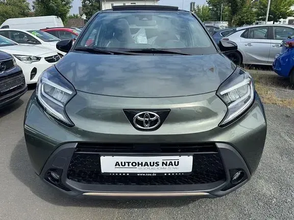 Gebraucht Toyota Aygo X Style 72 PS (52 kW) 2022 Cardamon green metallic/ night sky black SUV