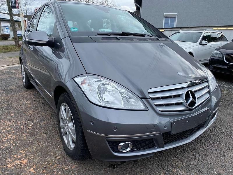 Gebraucht Mercedes A180 116 PS (85 kW) 2011 Mountaingrau  met. (metallic) Kleinwagen