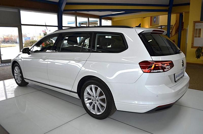 Gebraucht VW Passat Basis 150 PS (110 kW) 2022 Weiß Kombi