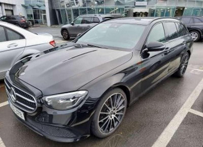Schwarz Gebraucht 2021 Mercedes E300 AMG line Kombi | 35.900 € (Teuer) - Bild 1/3