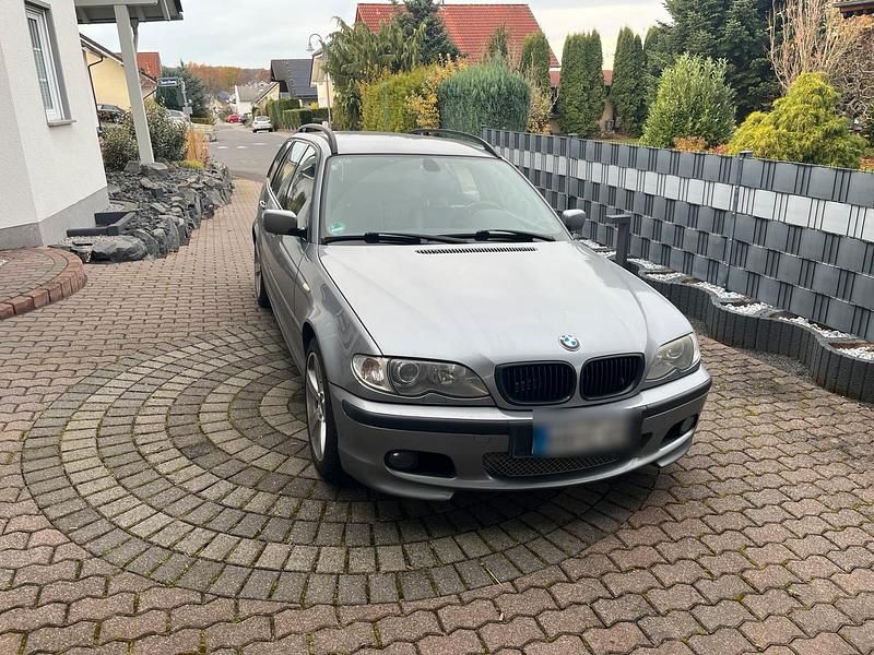 Grau Gebraucht 2003 BMW 330 Exclusive Kombi | 4.990 € (Fairer Preis) - Bild 1/4