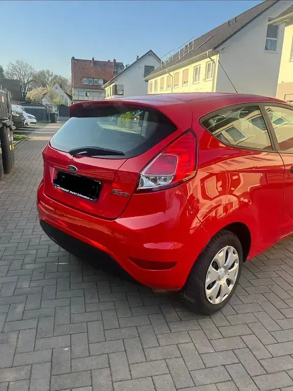 Gebraucht Ford Fiesta Ambiente 60 PS (44 kW) 2016 Rot Kleinwagen