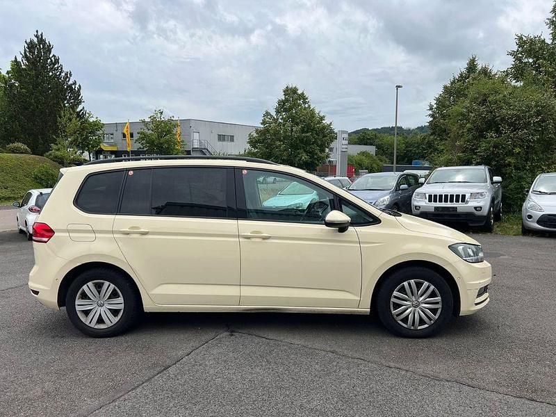 Gelb Gebraucht 2018 VW Touran Van / Kleinbus | 6.000 € (Teuer) - Bild 1/4