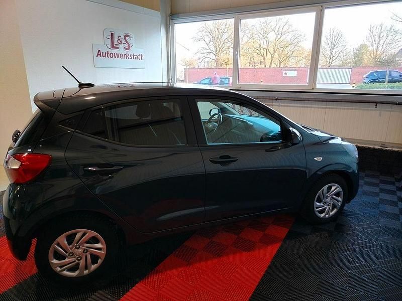 Gebraucht Hyundai i10 Select 67 PS (49 kW) 2021 Grau Kleinwagen