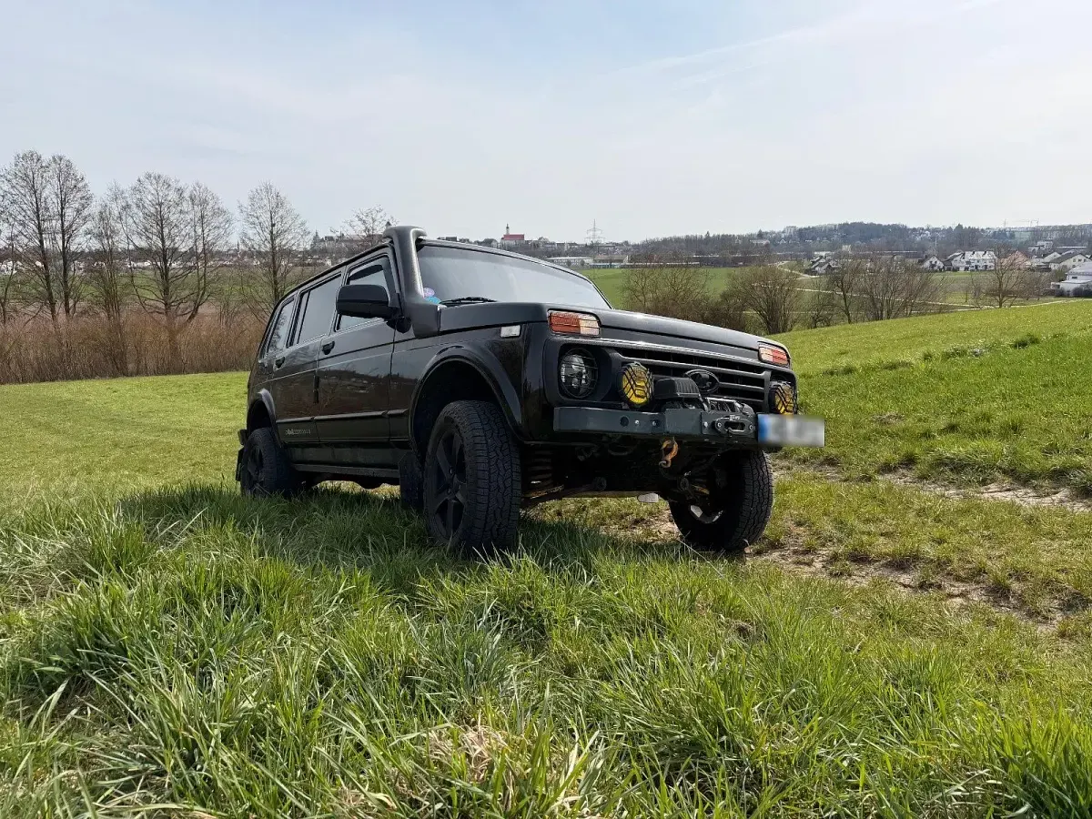 Second-hand Lada niva 83 CP (61 kW) 2019 Negru SUV