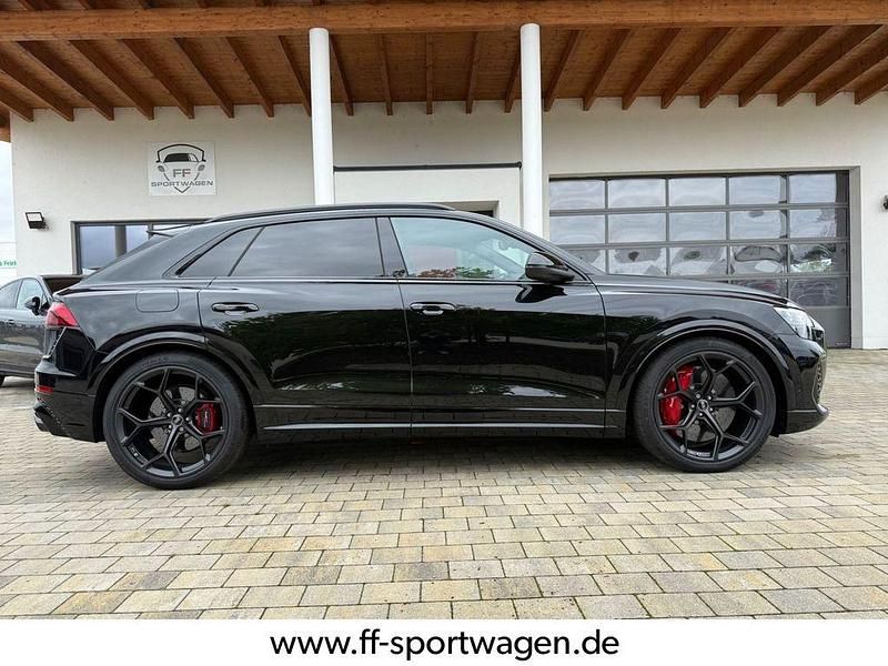 Schwarz Neu 2025 Audi RS Q8 Performance SUV | 149.880 € - Bild 1/4