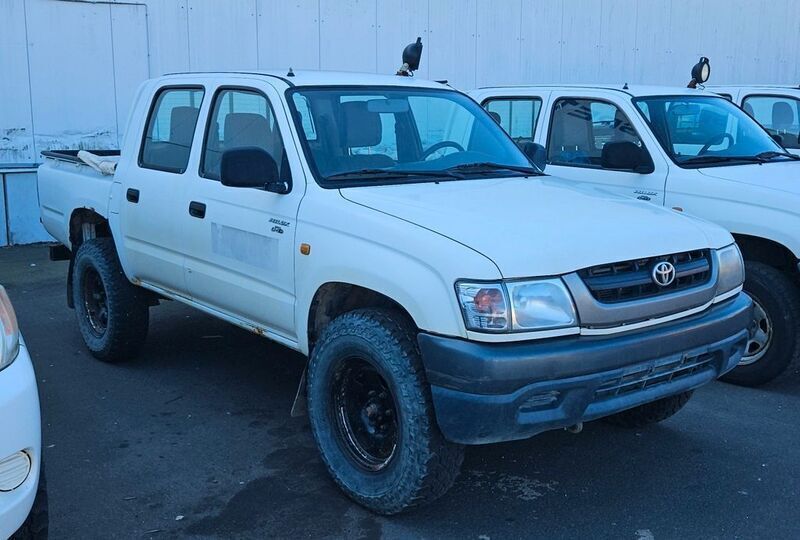 Weiß Gebraucht 2004 Toyota HiLux Abholung | 10.115 € (Superpreis) - Bild 1/4