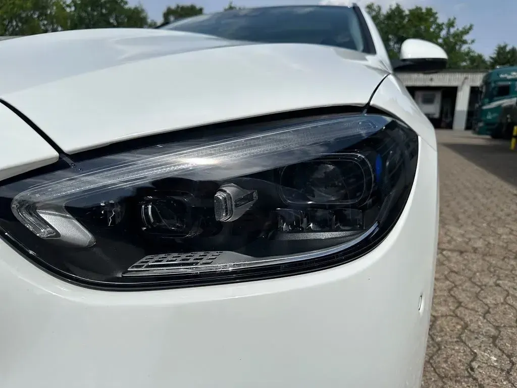 Gebraucht Mercedes C300e Avantgarde 313 PS (230 kW) 2025 Unilack polarweiß Kombi